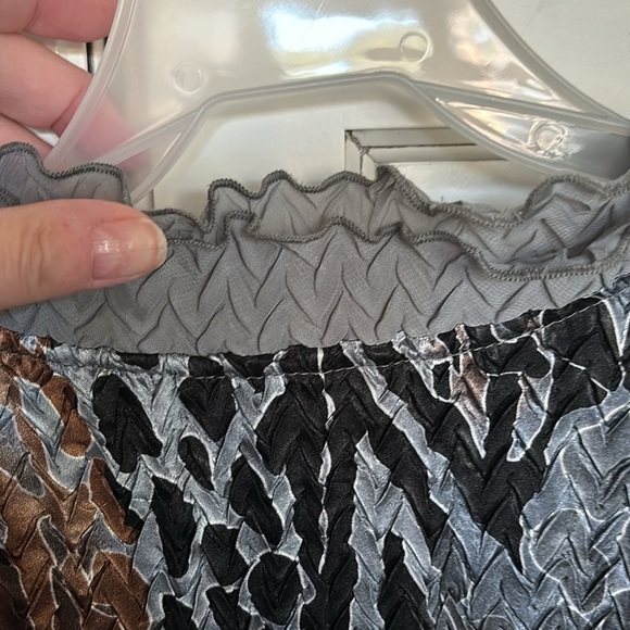 Caelian lightweight jacket to wear over dress or top. Crinkle material. Large - Picture 8 of 9